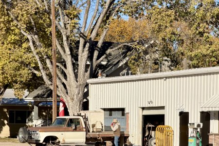 Een cowboy is z&#039;n wielen aan het vervangen