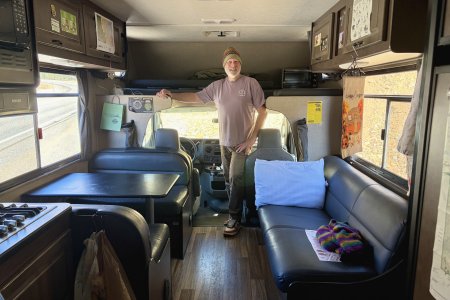 We hebben de camper wat opgefleurd door er van alles op te plakken