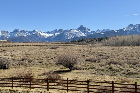 Een uitzichtpunt op de hoge pieken van de Rocky Mountains
