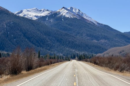 Een recht stukje weg op de slingerende Million Dollar Highway