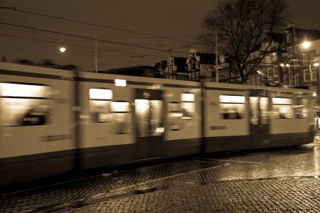 Tram in de regen nabij het Spui