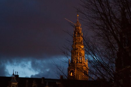 Zie de kerk schijnt door de bomen