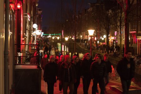 Een rode gloed van toeristen op de wallen