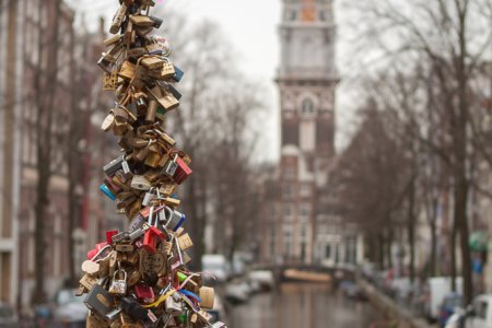 Liefdes slotjes op de brug over de groenburgwal