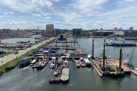 Uitzicht over een deel van het havengebied en de stad