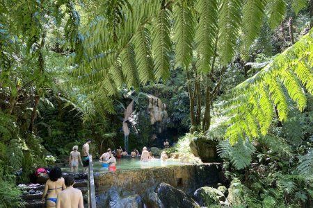 Een warm water bad in Caldeira Velha