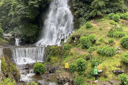 De waterval stroomt zo de jungle uit