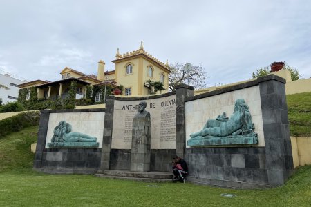 Prachtige villa aan een parkje in Ponta Delgada