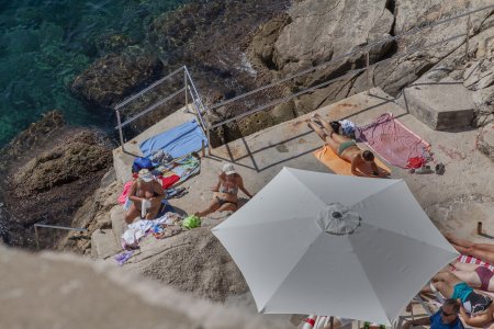 Zonnebaden achter de muren van de oude stad