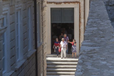 Toeristen bezoeken een kerk