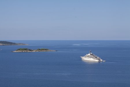 Een superjacht in de Adriatische zee