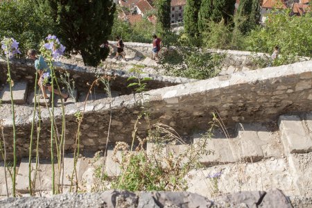 De stadsmuur van Kotor loopt verder de berg op, 1300 treden