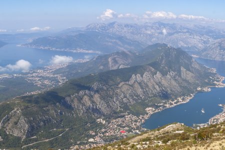 Na 50 haarspeld bochten is dit het uitzicht op de baai van Kotor