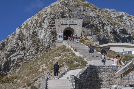 o&#039;n 450 dóór de berg naar het mausoleum