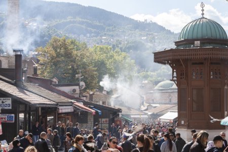 Het drukke pigeon square in de het oude deel van Sarajevo