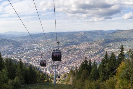 Gondellift naar een uitzichtpunt en ski gebied