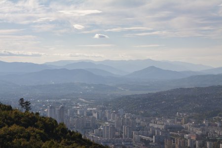 Hier is goed te zien dat Sarajevo omringt word door bergen