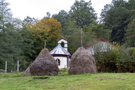 Typische hooibergjes langs de weg