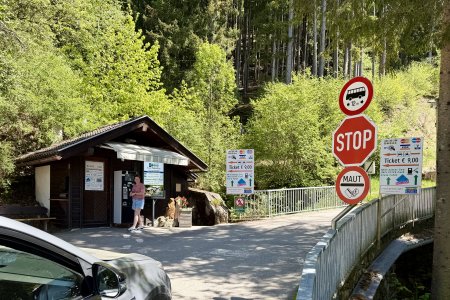 Een tolweg naar een berghut