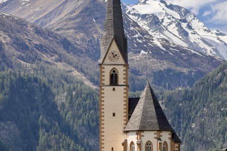 De kerk van Heiligenblut, met rechts de top van de Grossglockner