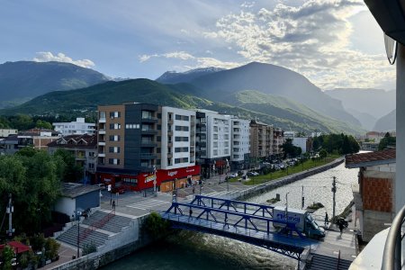 Uitzicht vanuit ons klaslokaal appartement in Pejë