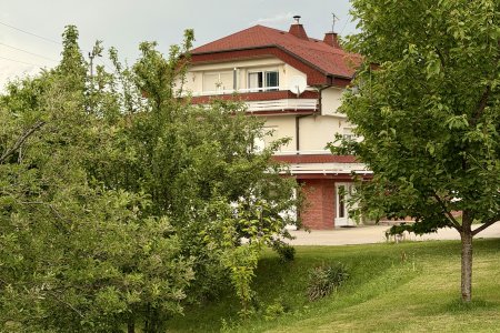 De woning waar ons appartement zich in bevind in Catrnja