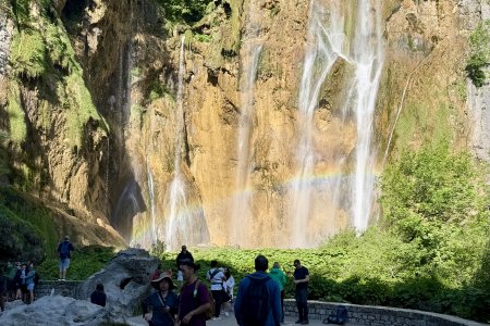 De grote waterval met regenboog