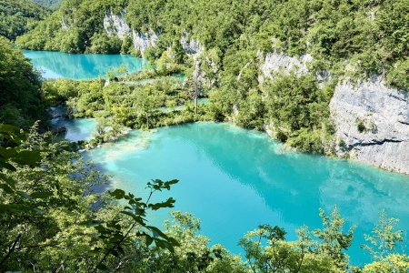 Azuur blauw water