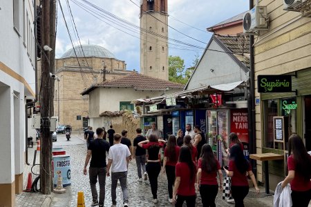 Schoolkinderen in de Bazaar van Pristina