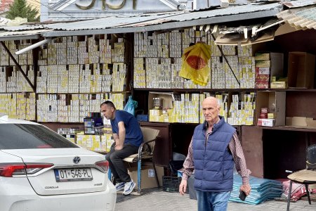 Sigaretten, heel veel sigaretten, iedereen rookt 