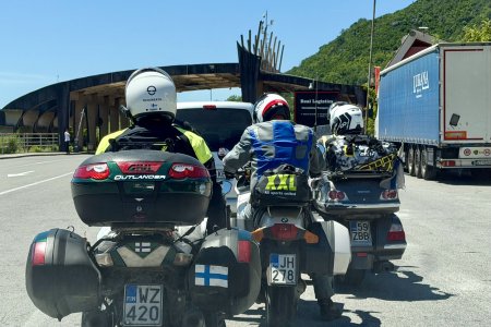 Finse motorrijders bij de grens Montenegro - Bosnië