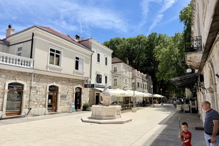 Gebouwen en straatjes zijn wit in net oude deel van Trebinje