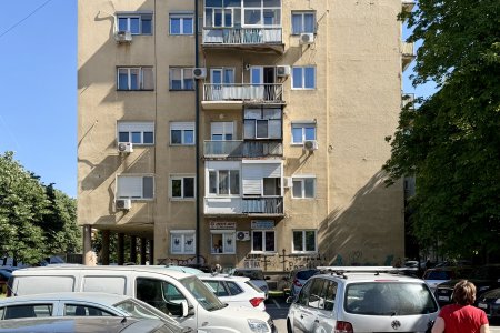 'Ons' appartement in Skopje, het is die waar de deur open staat