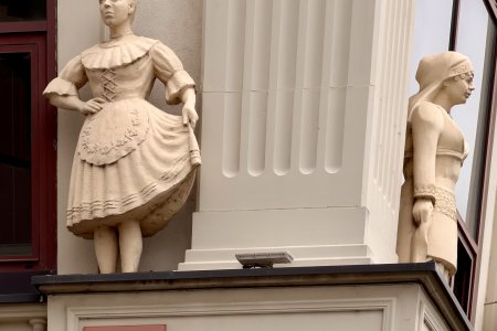 Beelden van dames op het gebouw van het ministerie van buitenlandse zaken