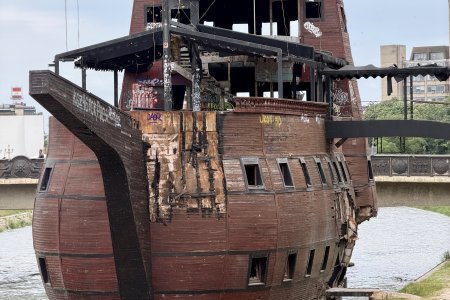 Een verlaten replica van een Romeinse galei
