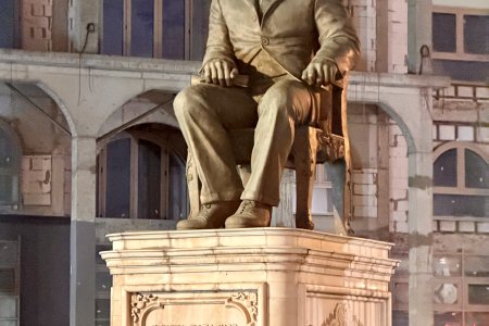Een van de talloze beelden in Skopje
