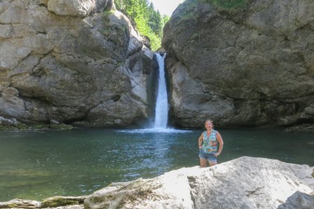 Na een warme wandeling komen we bij deze waterval