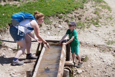 Syl en Viggo spelen met koud bergwater