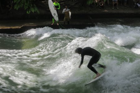 Rivier surfen in een kanaal van de Engelse tuin