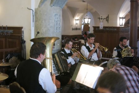 De blaaskapel in de Hofbrauhaus