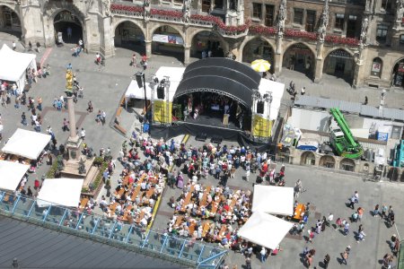 Een tijdelijke biergarten op de Marienplatz