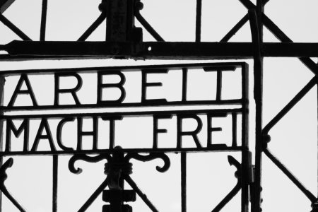 De entree van concentratiekamp Dachau