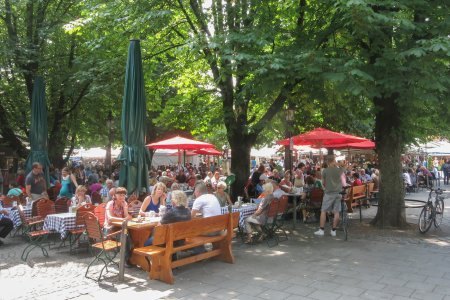 Biergarten op de Viktualienmarkt, erg gezellig