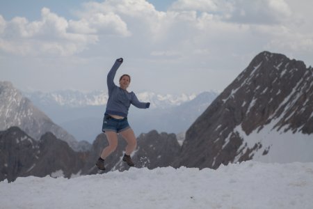 Een vreugde sprongetje van Syl in de sneeuw