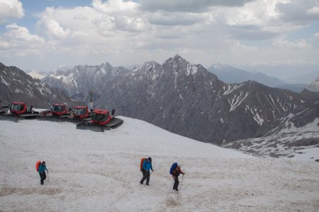 Wandelaars richting de gletsjer