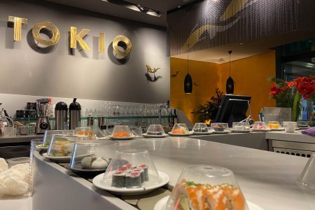 Sushi trein op Berlin Hauptbahnhof voor we op weg naar huis gaan