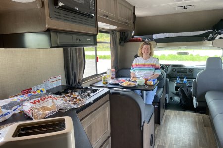 Onderweg lunchen we vaak in de camper, brood kan geroosterd worden door de generator aan te zetten