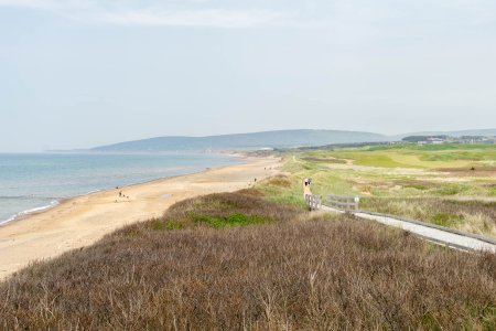 Naast kiezel stranden zijn er af en toe ook zandstranden te vinden