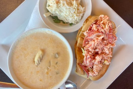 Chowder, coleslaw en een Lobster roll 