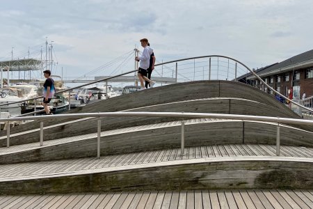 Een kunstig trottoir aan de kades van de stad